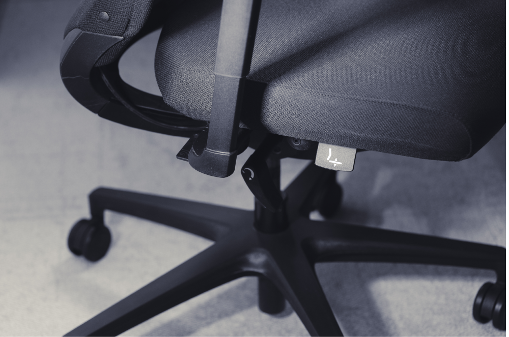 Adjusting office chair